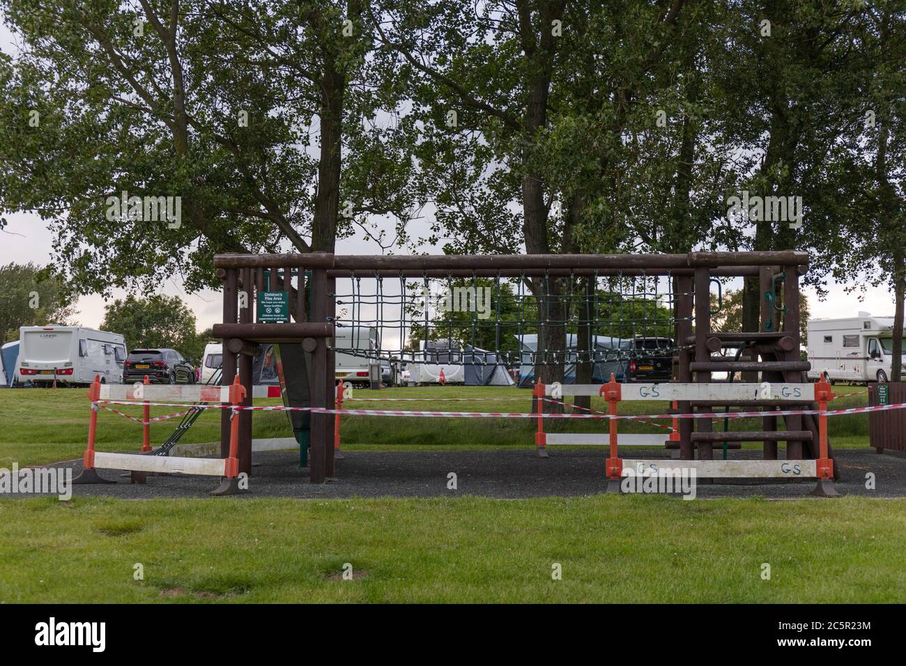 Il parco giochi per bambini chiuso nel Caravan and Camping Club Site di Scarborough Foto Stock