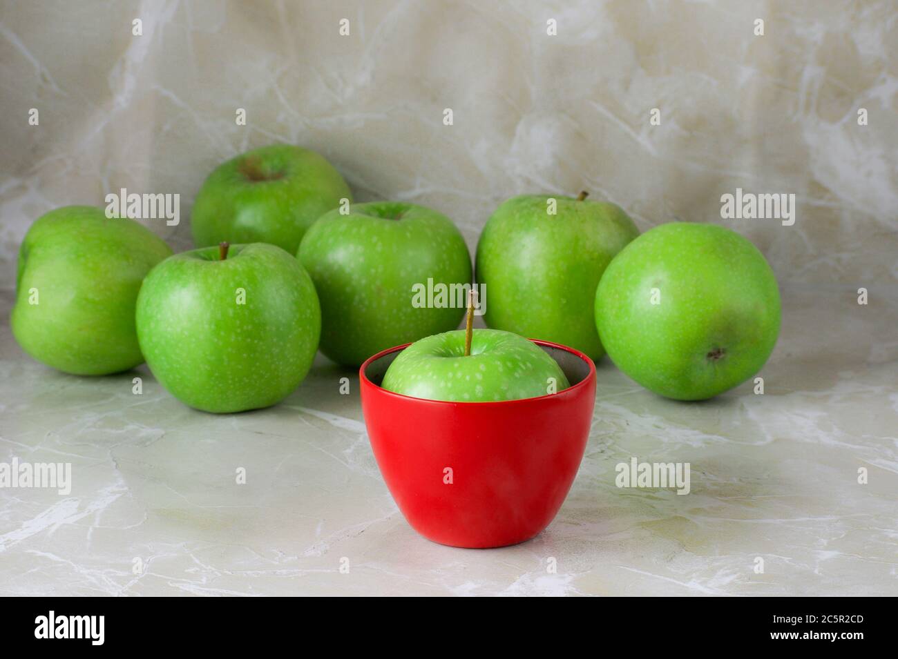 Un gruppo di mele verdi Foto Stock