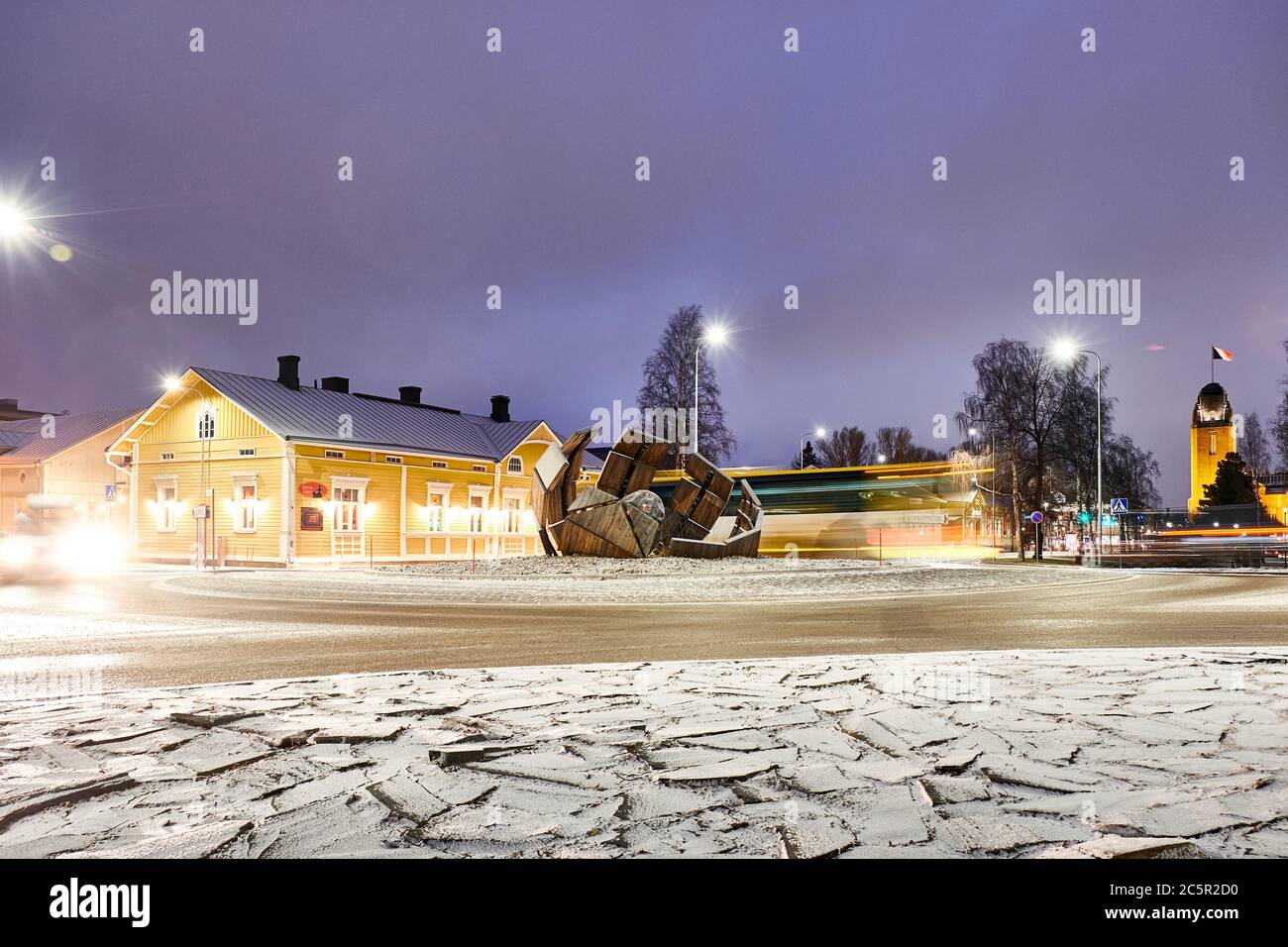 Joensuu, Finlandia - 23 novembre 2018: La nuova rotonda di notte con sentieri luminosi. Al centro dell'incrocio si trova un oggetto d'arte moderna. Vecchio EUR Foto Stock