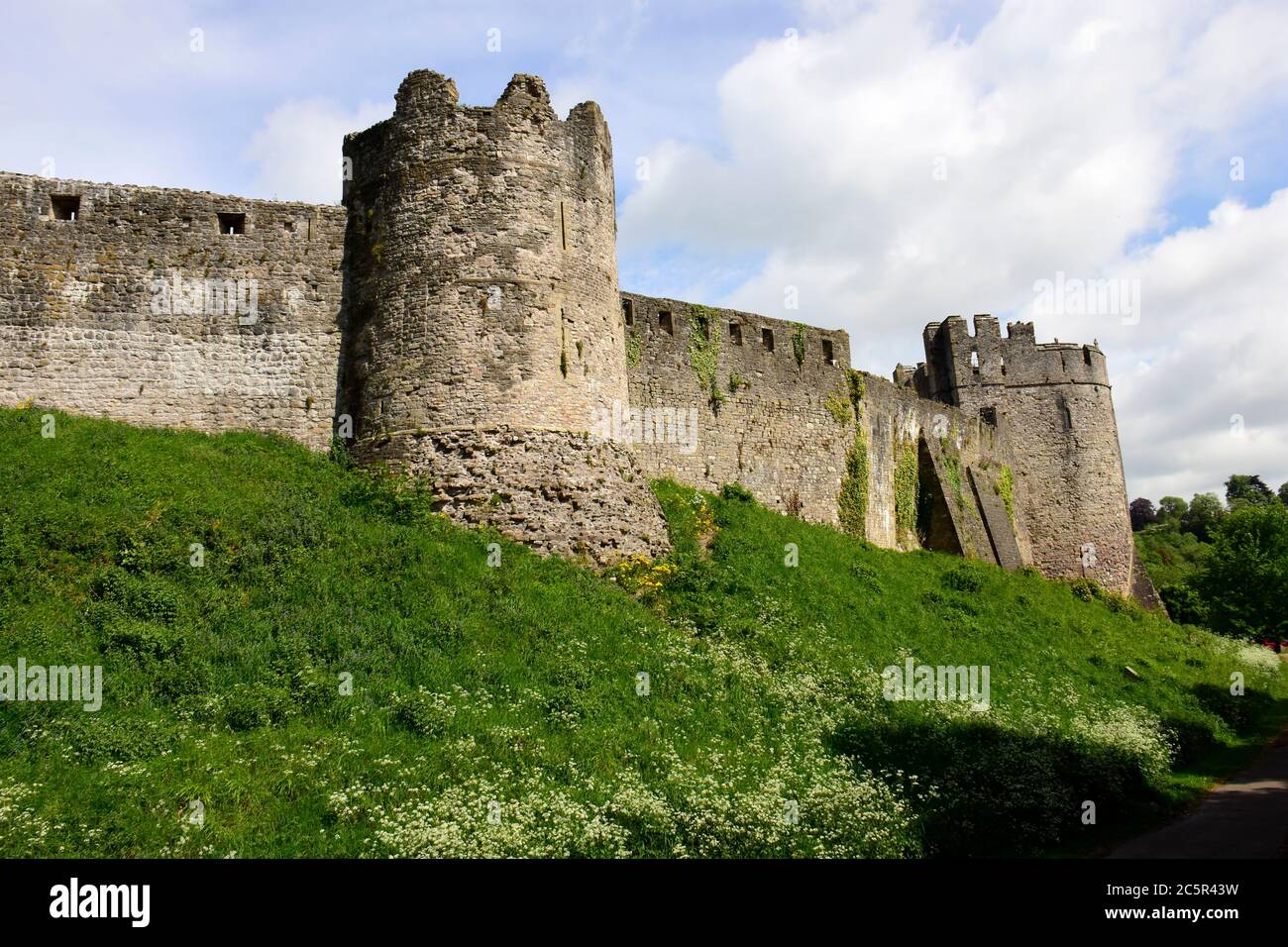 Un castello medievale del 1067-1300 ancora parzialmente intatto dopo secoli di tempo europeo, qui nel Monboccuthshire, Galles Foto Stock