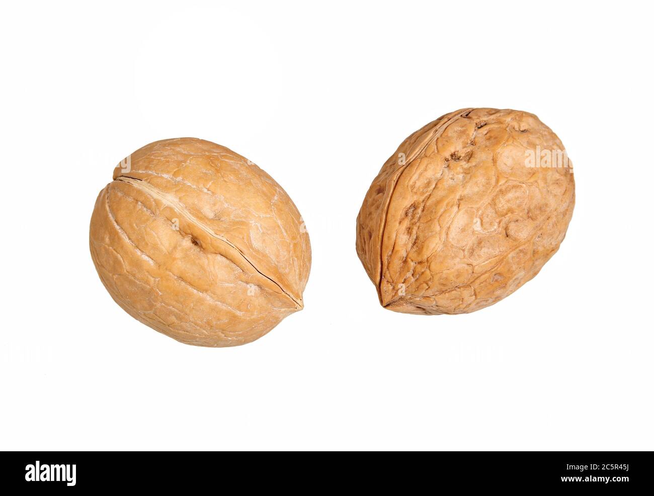 Noci isolate su sfondo bianco. Macro di dadi. Noci e semi della noce comune. Foto Stock