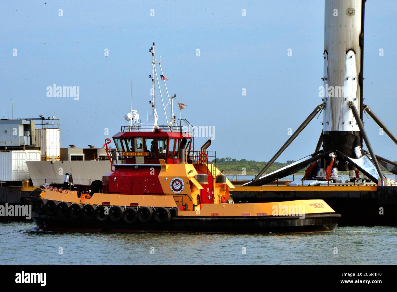 Port Canaveral. Contea di Brevard. Florida. STATI UNITI. 4 luglio 2020. La nave da drone spaziale autonoma SpaceX (ASDS) "Just Read the Instructions" (Leggi le istruzioni) è tornata con il razzo Falcon 9 del primo stadio della recente missione GPS III Space Vehicle 03. Il rimorchiatore Lauren Foss da 45' trainò l'ASDS/JRTI nel porto subito dopo l'alba, dove altri rimorchiatori e navi di supporto assistettero con l'attracco sul lato nord dell'area industriale portuale. Photo Credit: Julian Leek/Alamy Live News Foto Stock