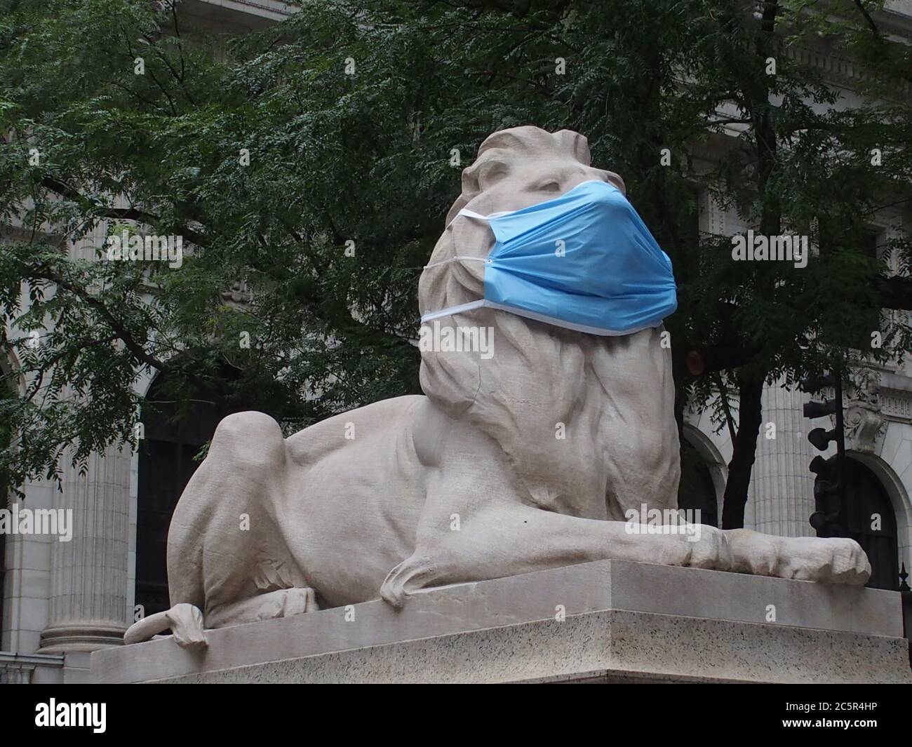 4 luglio 2020, New York, New York, USA: Statue intorno a New york City con maschere facciali .Corona Virus Pandemic 7/4/2020 (Credit Image: © Bruce Cotler/ZUMA Wire) Foto Stock