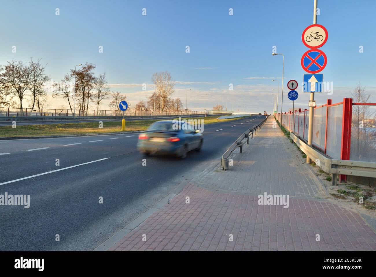 Auto durante la guida a velocità dell'otturatore elevate. Sfocatura del movimento. Molla. Foto Stock