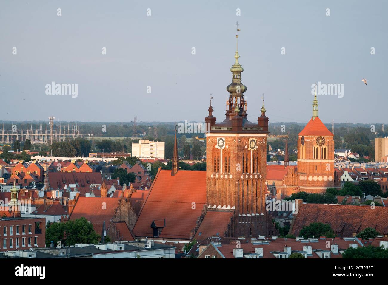 Gothic Kosciol SW Katarzyny (St Chiesa di Caterina) e la chiesa gotica di San Giovanni`s nella città vecchia, nel centro storico di Danzica, Polonia. 14 Giugno 2020 © W Foto Stock