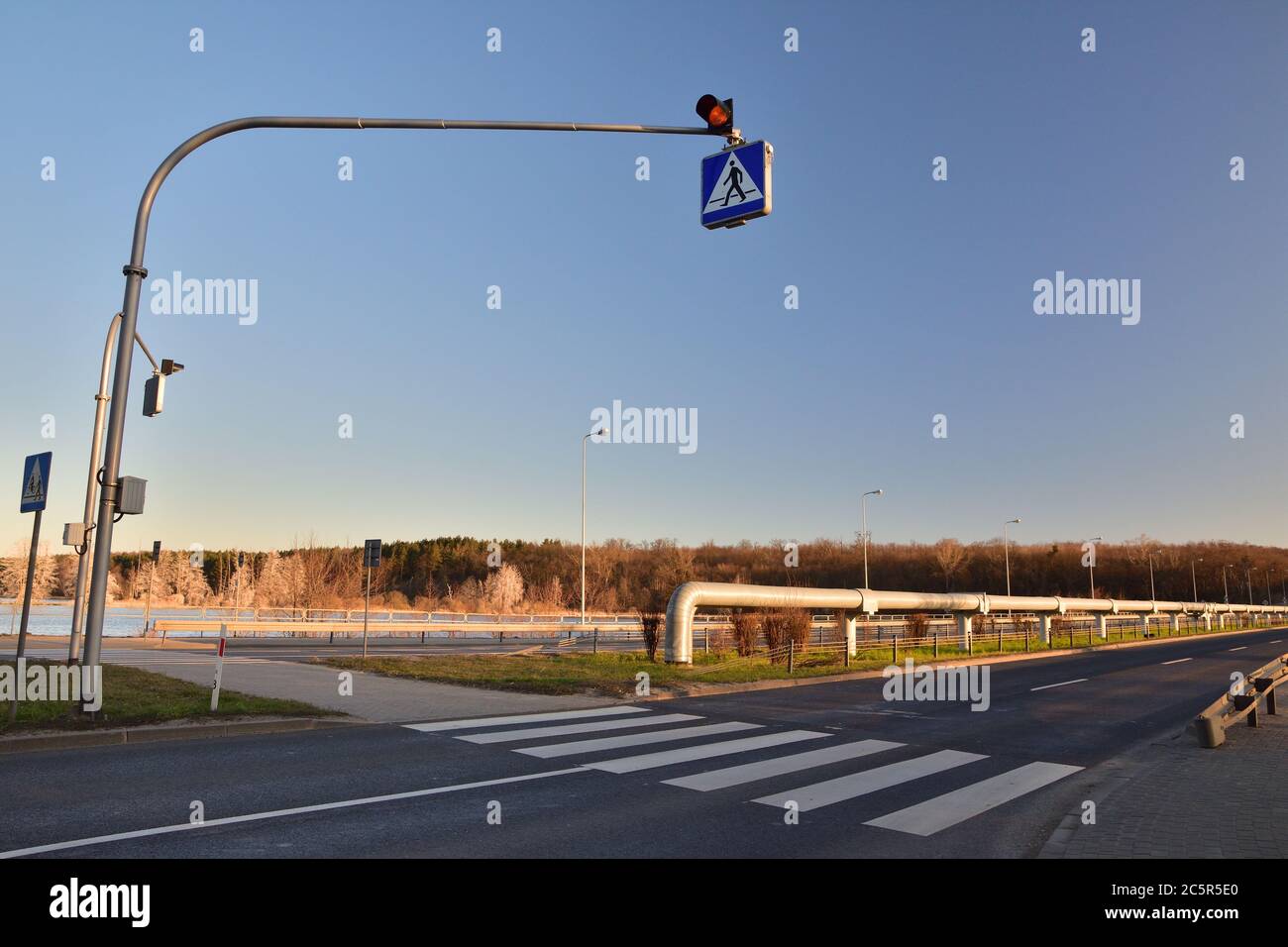 Strada vuota e segnaletica stradale. Avvertenza di pericolo. Molla. Foto Stock