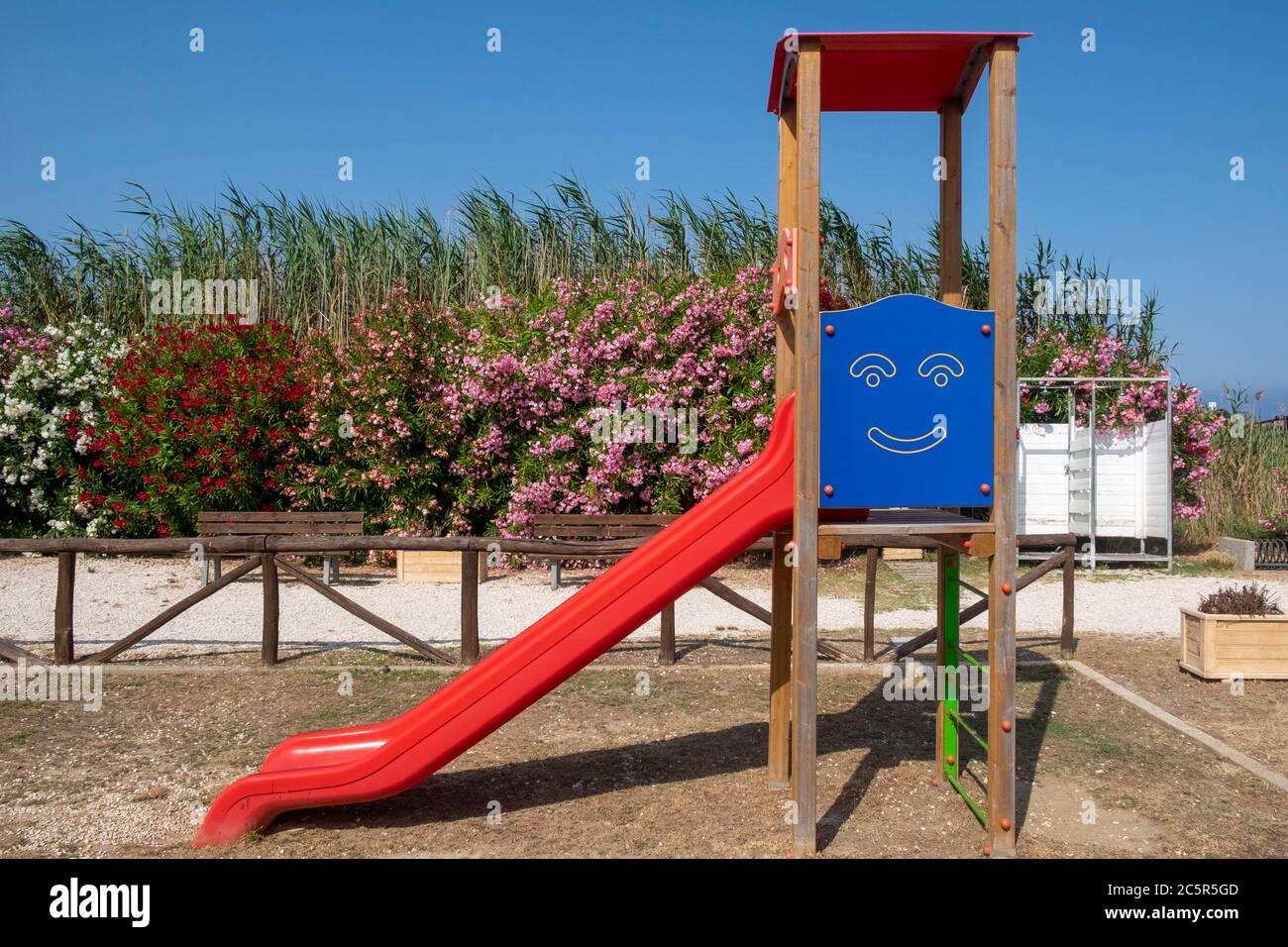 Scivolo per bambini con volto sorridente Foto Stock