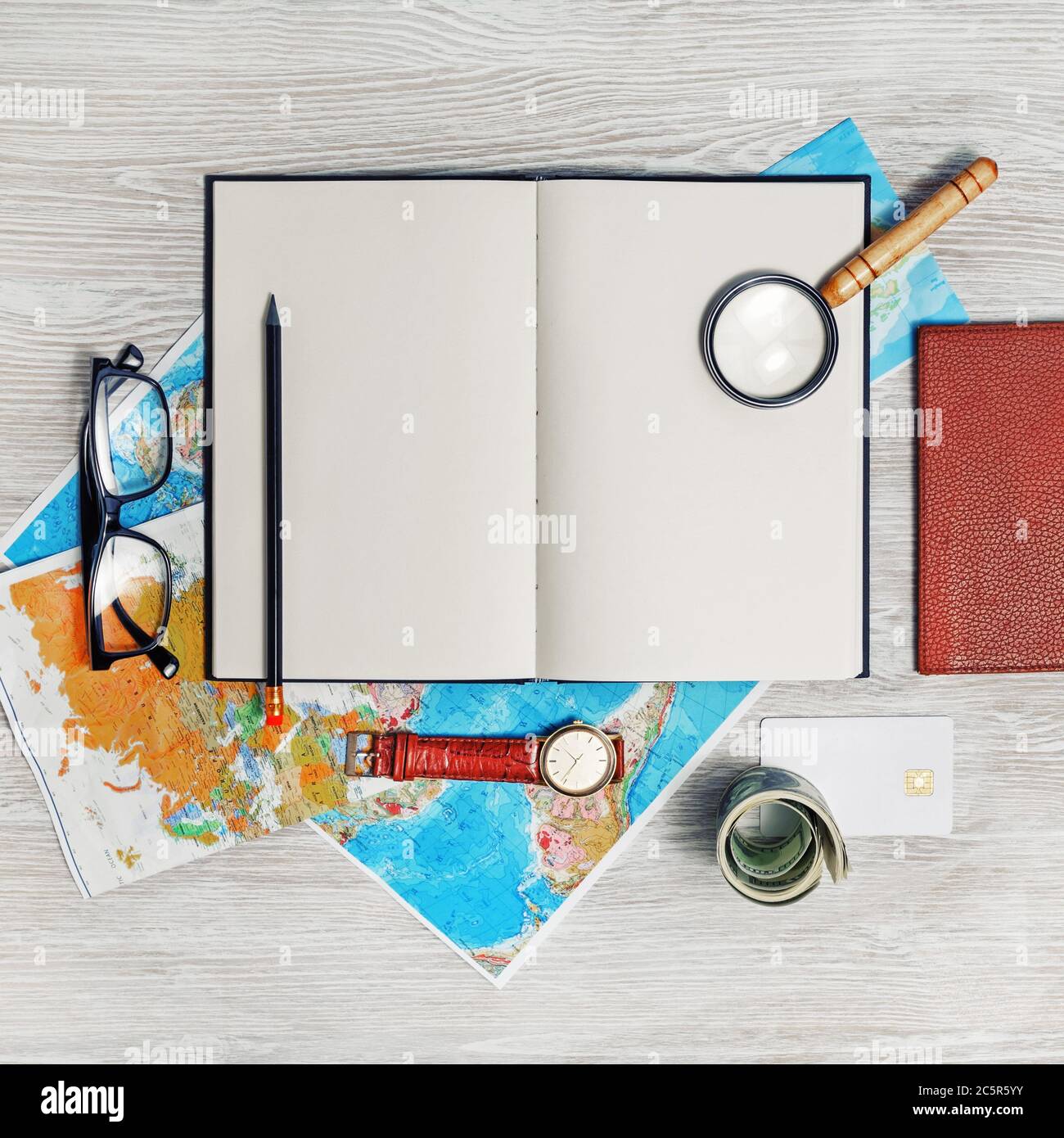 Piano di viaggio sfondo. Oggetti viaggio o vacanza. Disposizione piatta. Foto Stock