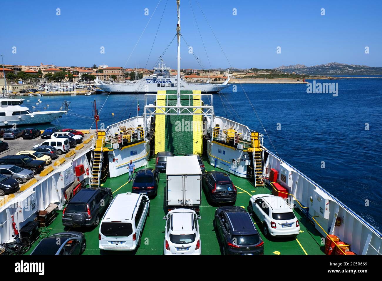 Traghetto in auto in porto alle Isole Maddalena, Sardegna, Italia Foto Stock