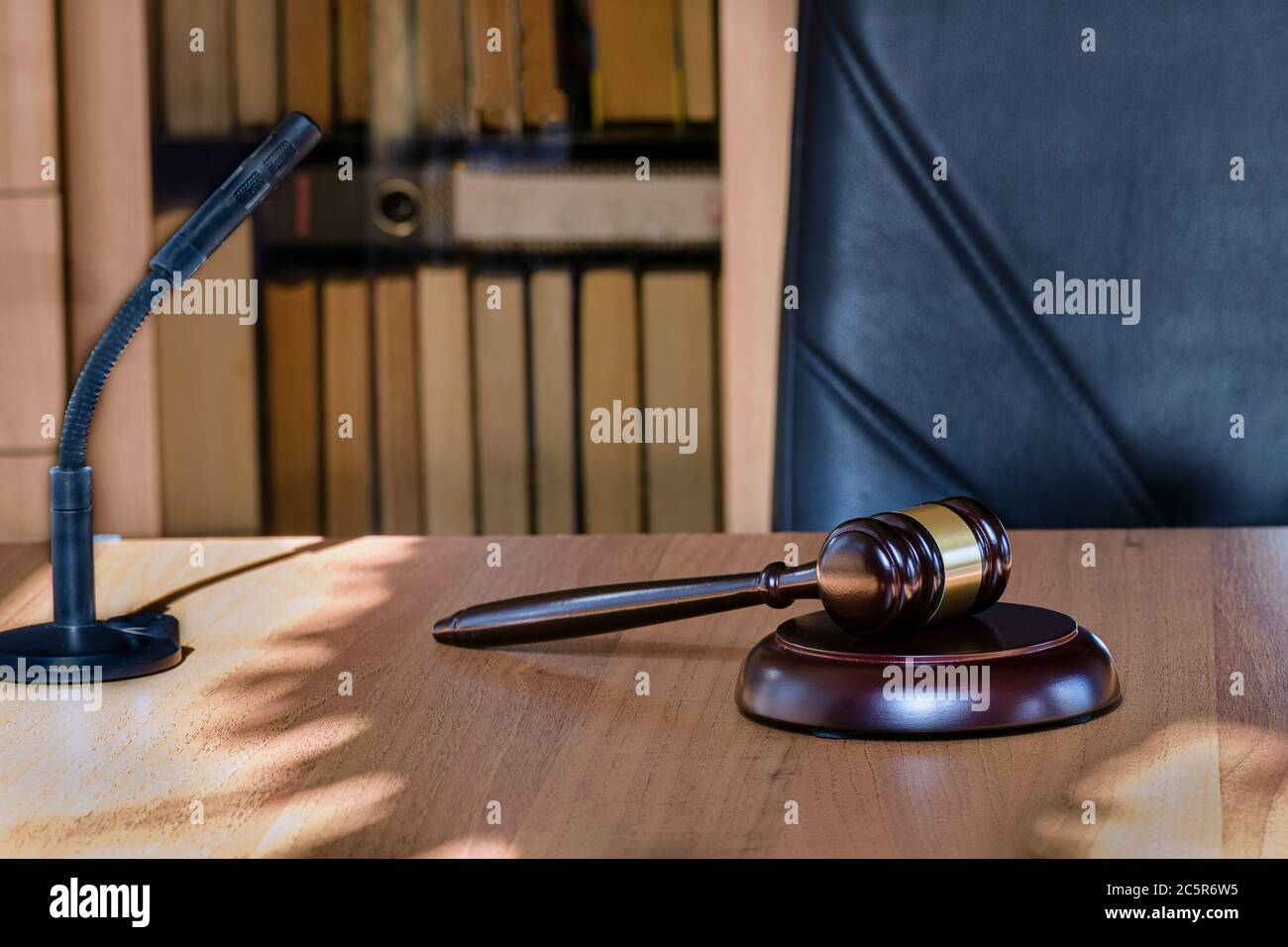 Giudizio di giudizio concetto di punizione e di perdono. Simbolo della legge è il martello del giudice. Gavel giudiziario sul tavolo del giudice. Foto Stock