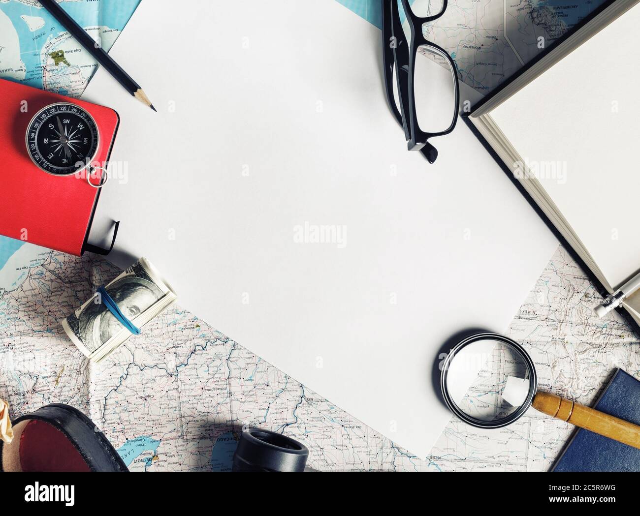Piano di viaggio sfondo. Accessori e articoli per viaggiatori. Vista dall'alto. Disposizione piatta. Foto Stock