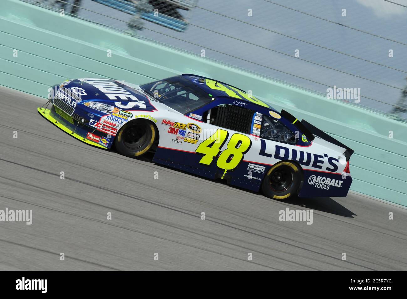 Homestead, Stati Uniti d'America. 21 Nov 2010. HOMESTEAD, FL - NOVEMBRE 21: Jimmy Johnson celebra il suo quinto campionato di Nascar concettuoso con la moglie Shandra e la figlia Genevive Marie alla NASCAR Ford 400 al circuito Homestead-Miami il 21 novembre 2010 a Homestead, Florida. Persone: Jimmy Johnson Credit: Storms Media Group/Alamy Live News Foto Stock