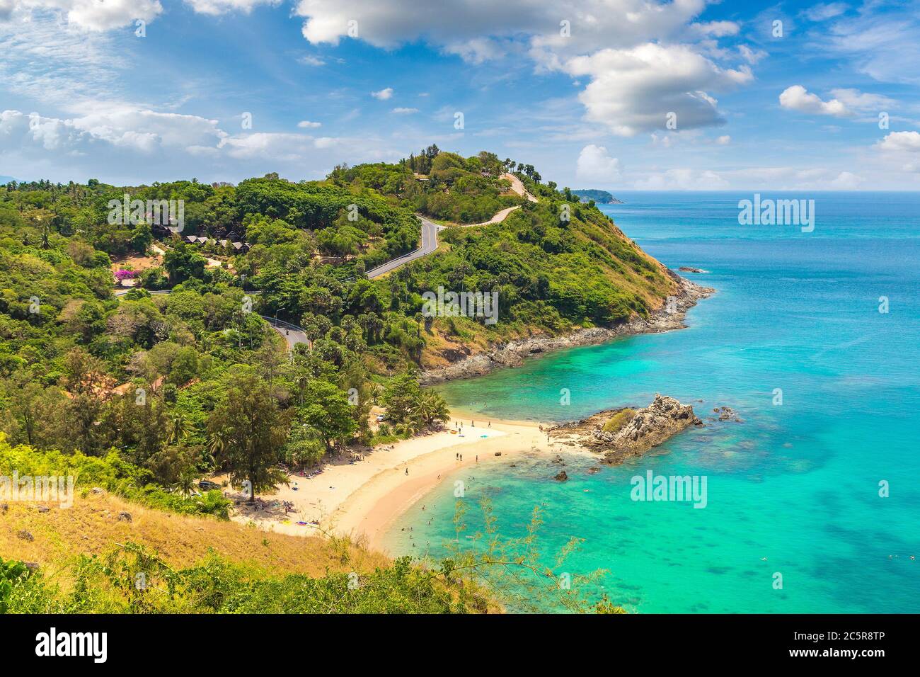 Vista panoramica della spiaggia di Yanui a Phuket in Thailandia in una giornata estiva Foto Stock