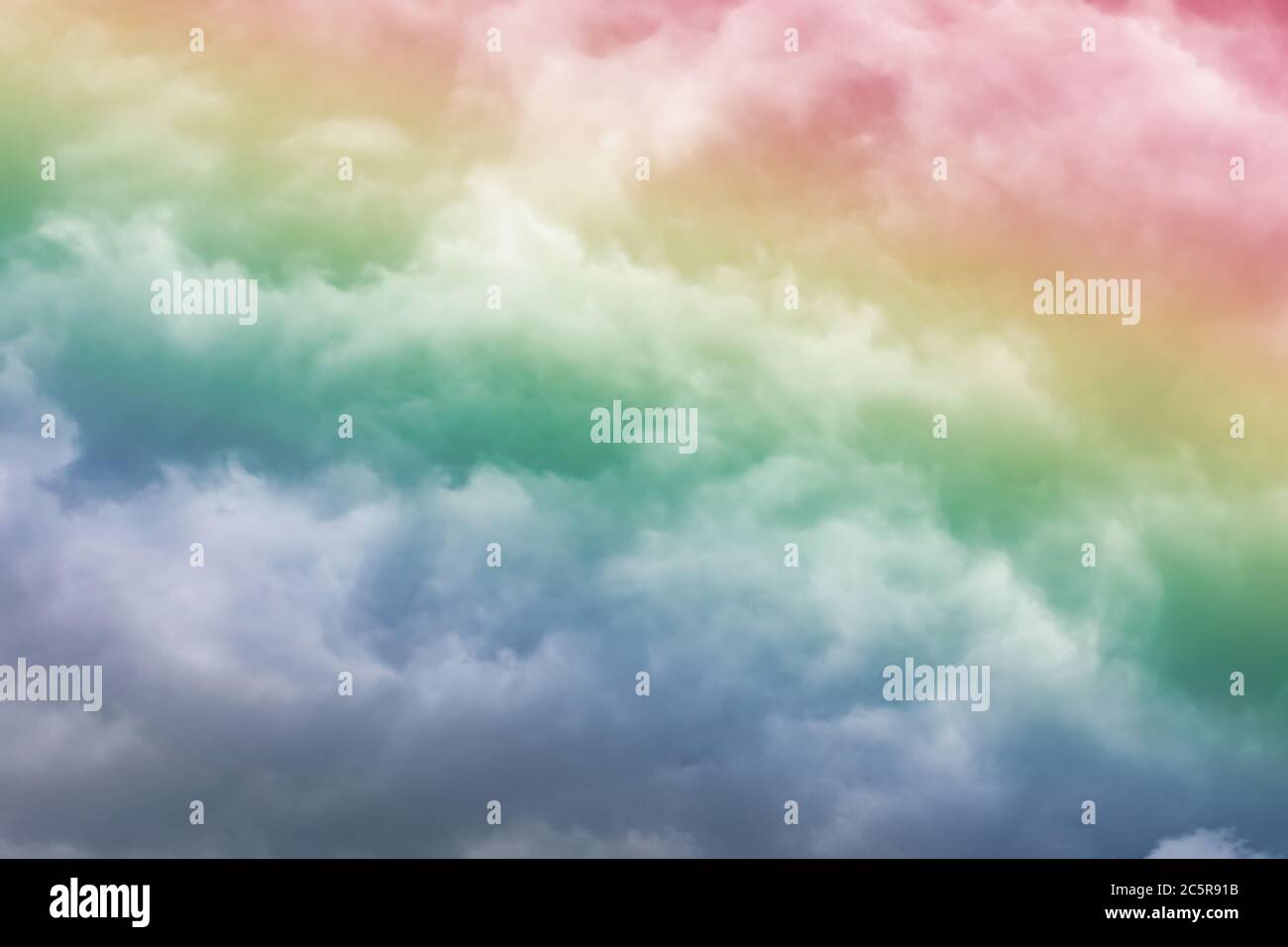 Soffici nuvole bianche in un cielo blu luminoso. Sfondo di nuvole drammatico e colorato con colori pastello misti. Foto Stock