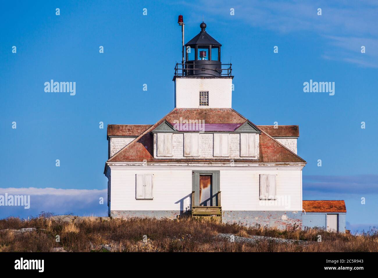 Il faro di Egg Rock, su un'isola nella Frenchman Bay, può essere visto da varie viste sulla strada Loop Road del Parco Nazionale di Acadia sull'Isola del Monte Desert. Foto Stock