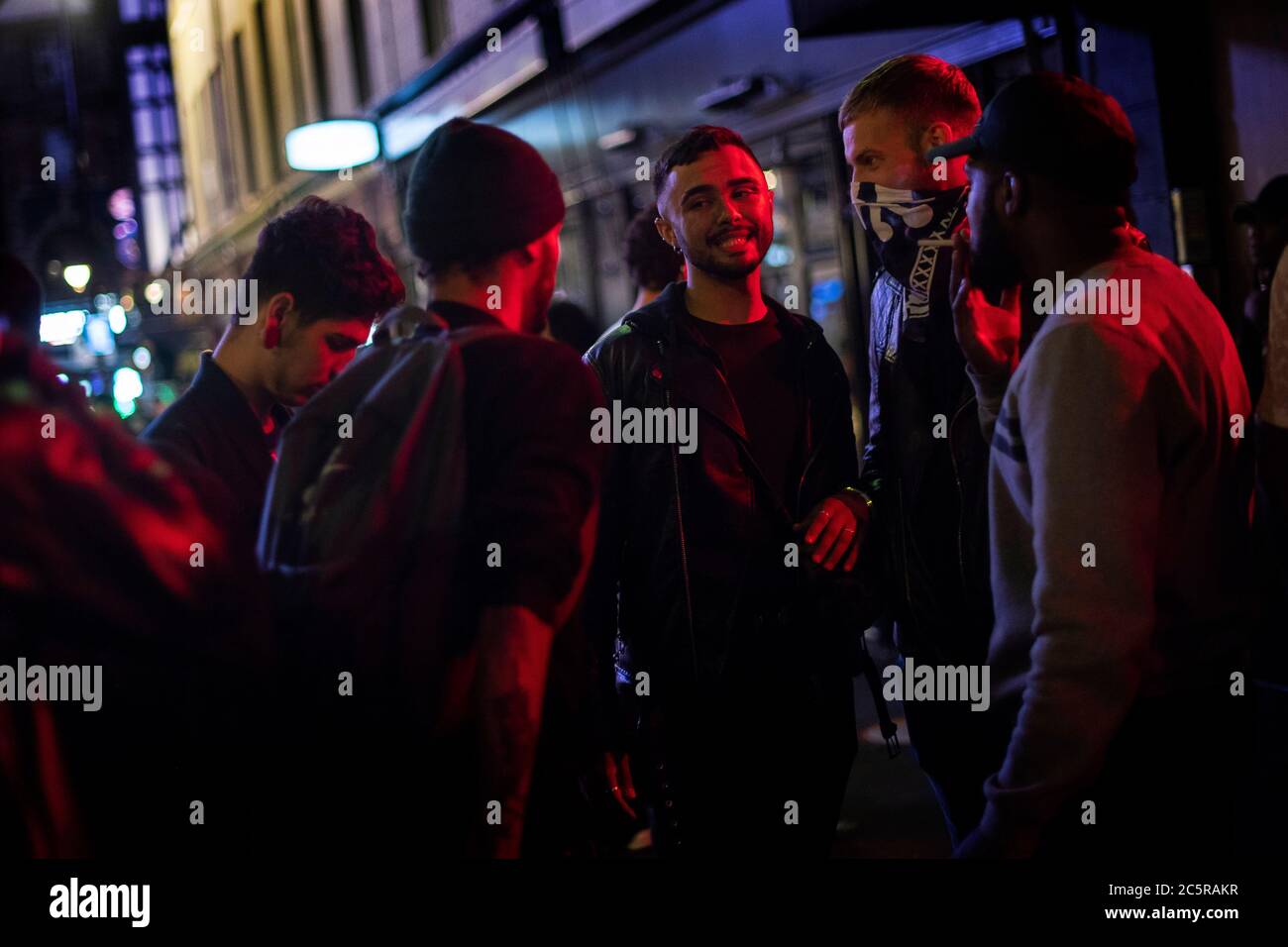 I bevitori di tarda notte a Soho proseguono nelle prime ore di domenica mattina, mentre le restrizioni di blocco del coronavirus sono attenuate in tutta l'Inghilterra. Foto Stock