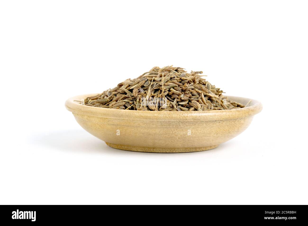 Chiudi vista Foeniculum vulgare Miller chiamato adas in Indonesia su una ciotola di legno – isolato su sfondo bianco con illuminazione studio Foto Stock