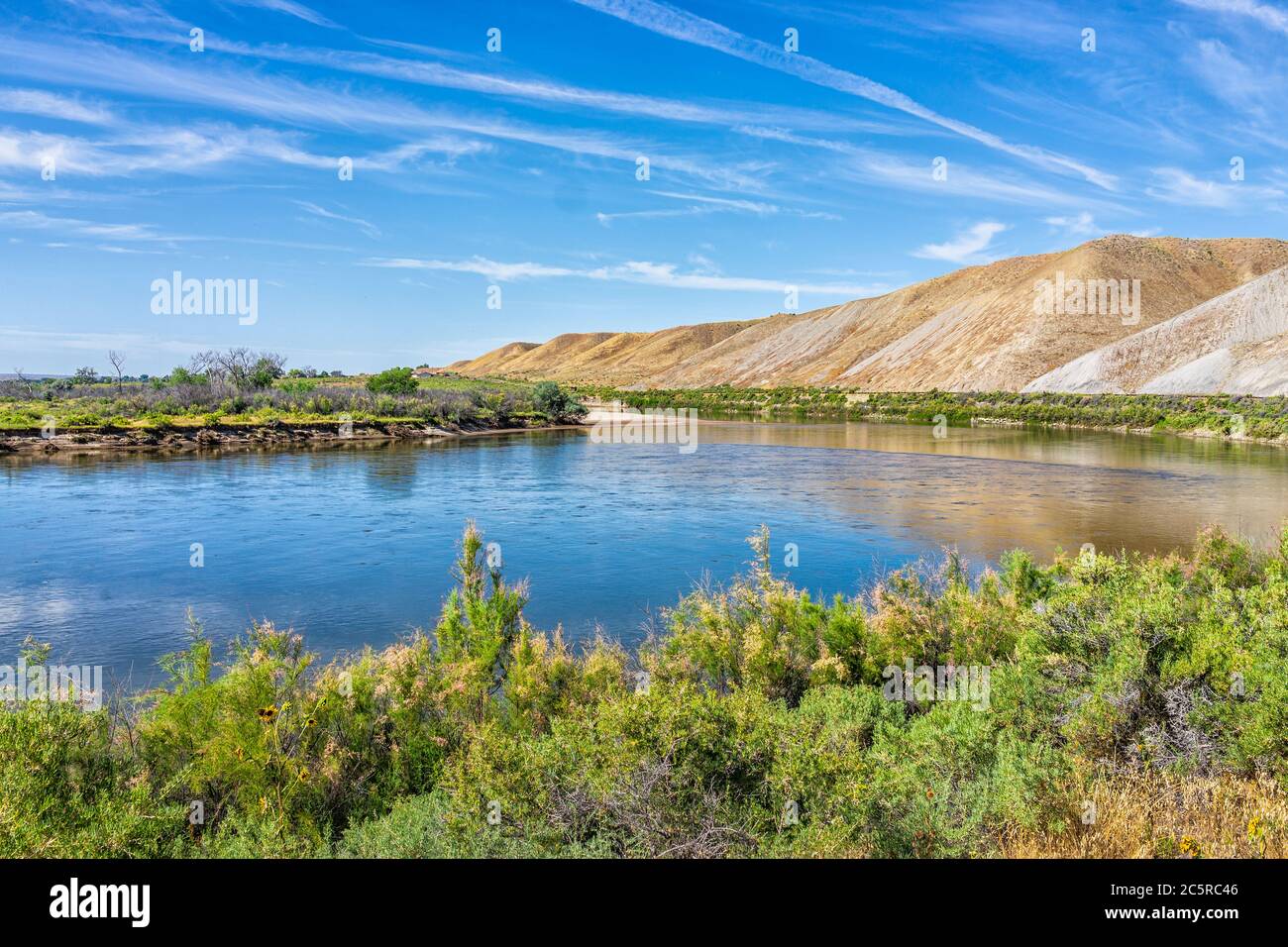Vista del fiume Green nello Utah Dinosaur National Monument Park con riflessi nel paesaggio delle piante verdi e dell'acqua Foto Stock