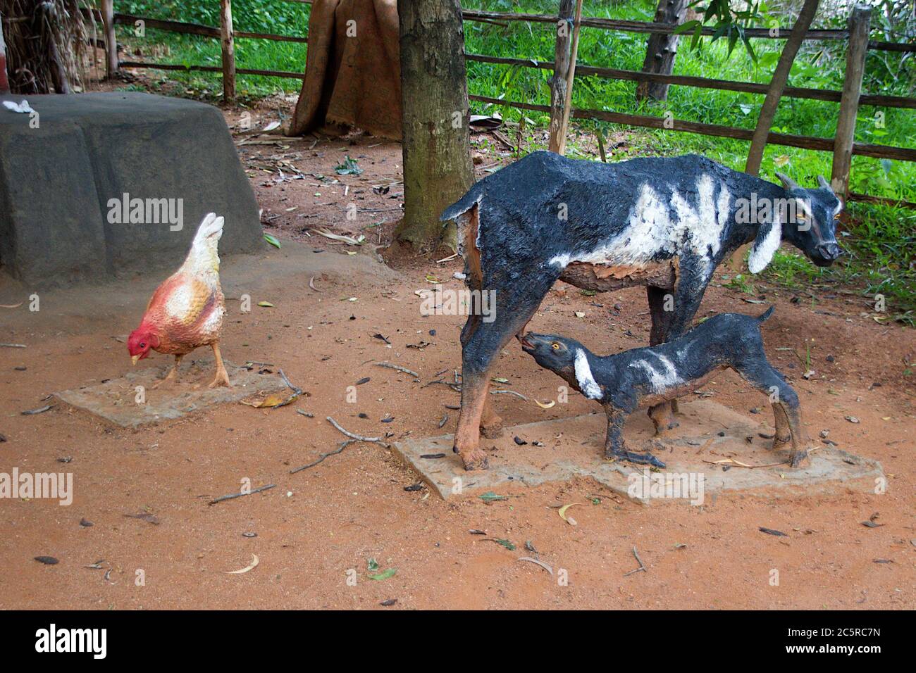 Scultura di gallina, capra e billy (capretto) al Museo d'Arte Folcloristica Janapada Loka vicino Ramanagara a Karnataka, India, Asia Foto Stock