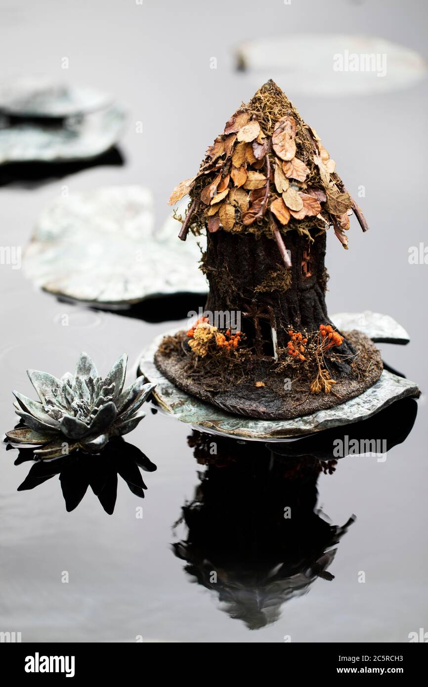 Una casa fiabe nella fontana del cortile a Tower Hill Botanic Garden a Boylston, Massachusetts, Stati Uniti. Foto Stock