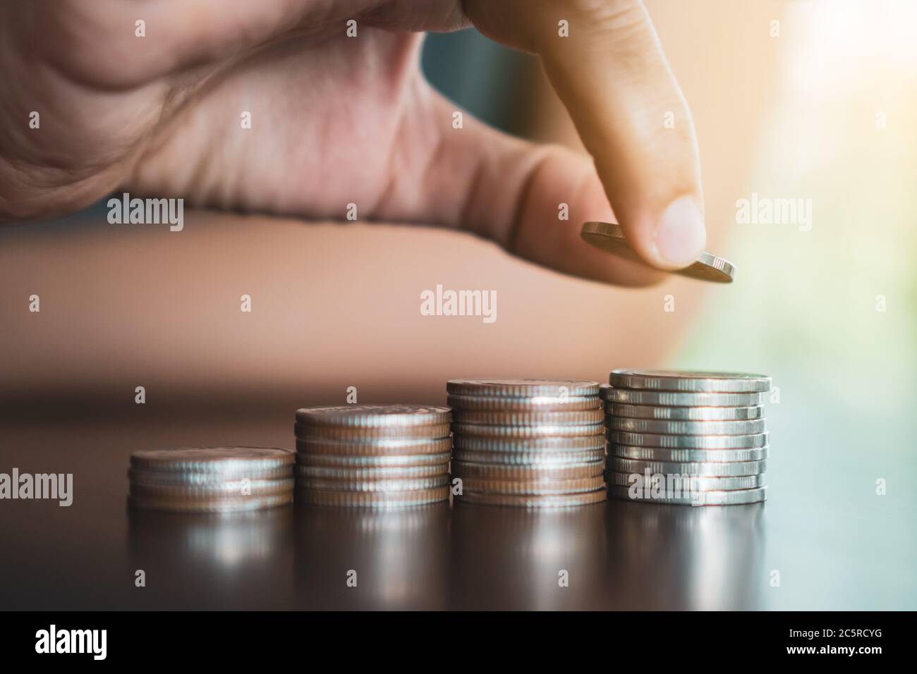 Concetto di successo finanziario aziendale. Monete d'oro sul tavolo e verde natura bokeh background.Bullish situazione di mercato. Foto Stock