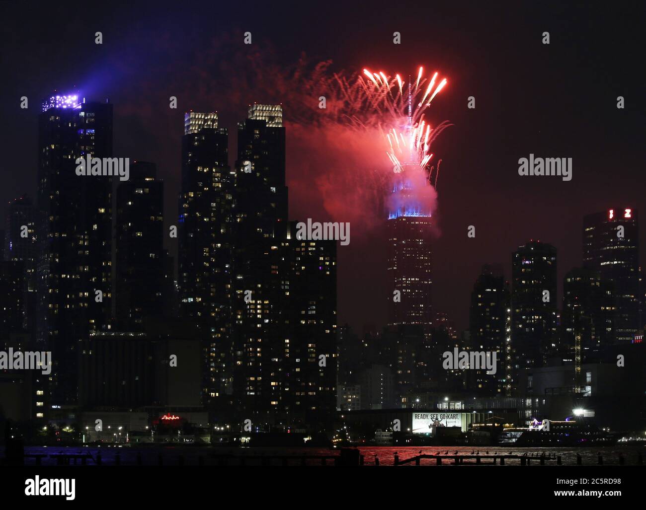 Weehawken, Stati Uniti. 04luglio 2020. Freworks illuminerà l'Empire state Building e lo skyline di Manhattan per lo spettacolo annuale dei fuochi d'artificio di Macy il 4 luglio 2020 a Weehawken, New Jersey. Macy's ha messo sull'ultimo di quello che era diverse piccole, fuochi d'artificio non annunciati esposizioni per il 4 luglio di festa. New York City si prepara ad entrare nella fase 3 di un piano di riapertura in quattro parti il 6 luglio dopo essere stato chiuso per quasi 4 mesi a causa del COVID-19. Foto di John Angelillo/UPI Credit: UPI/Alamy Live News Foto Stock