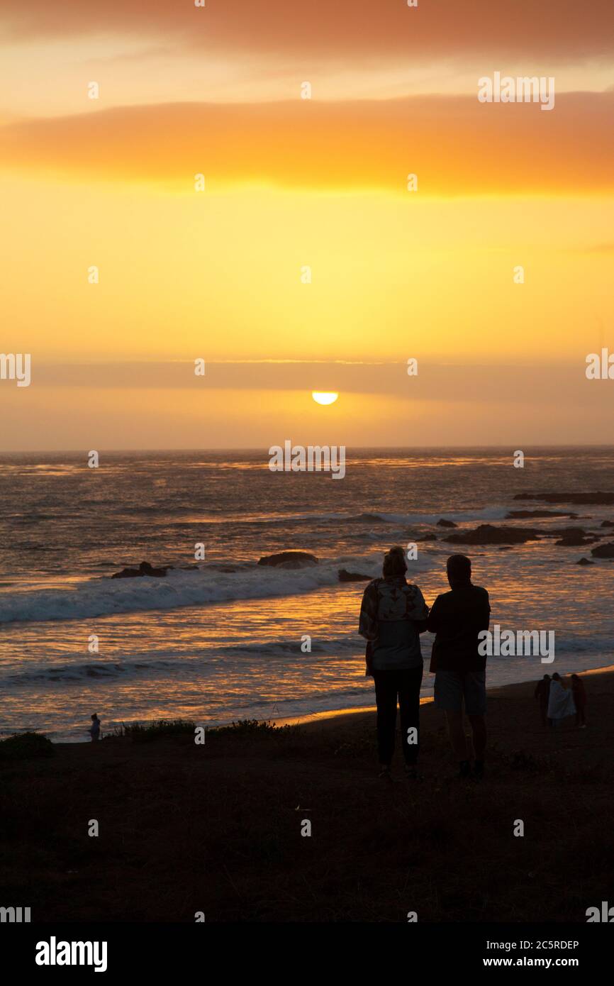 Persone che guardano il tramonto su Moonstone Beach Cambria California Foto Stock