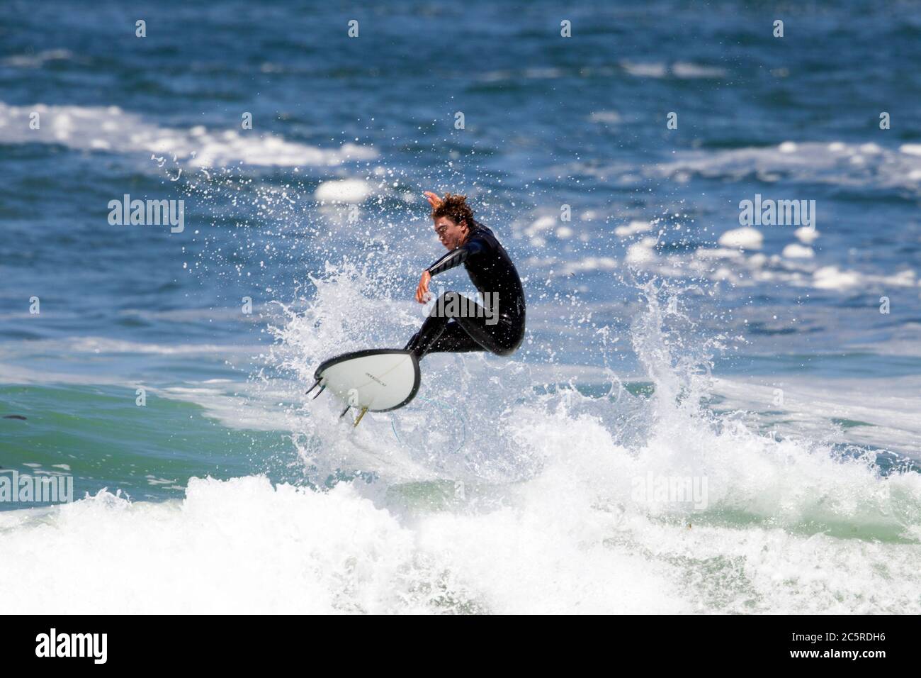 Surfista nella baia di Morro Foto Stock