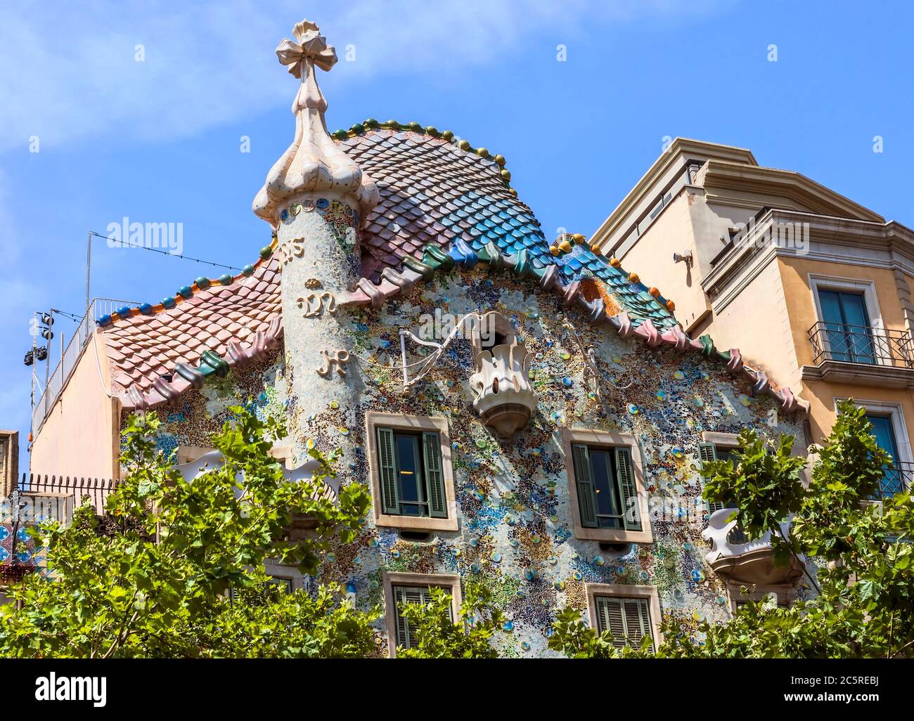 BARCELLONA, SPAGNA - 6 LUGLIO 2015: Casa Batllo dalla via Passeig de Gracia a Barcellona. Questa casa è un famoso edificio del noto Antoni Gaudi Foto Stock