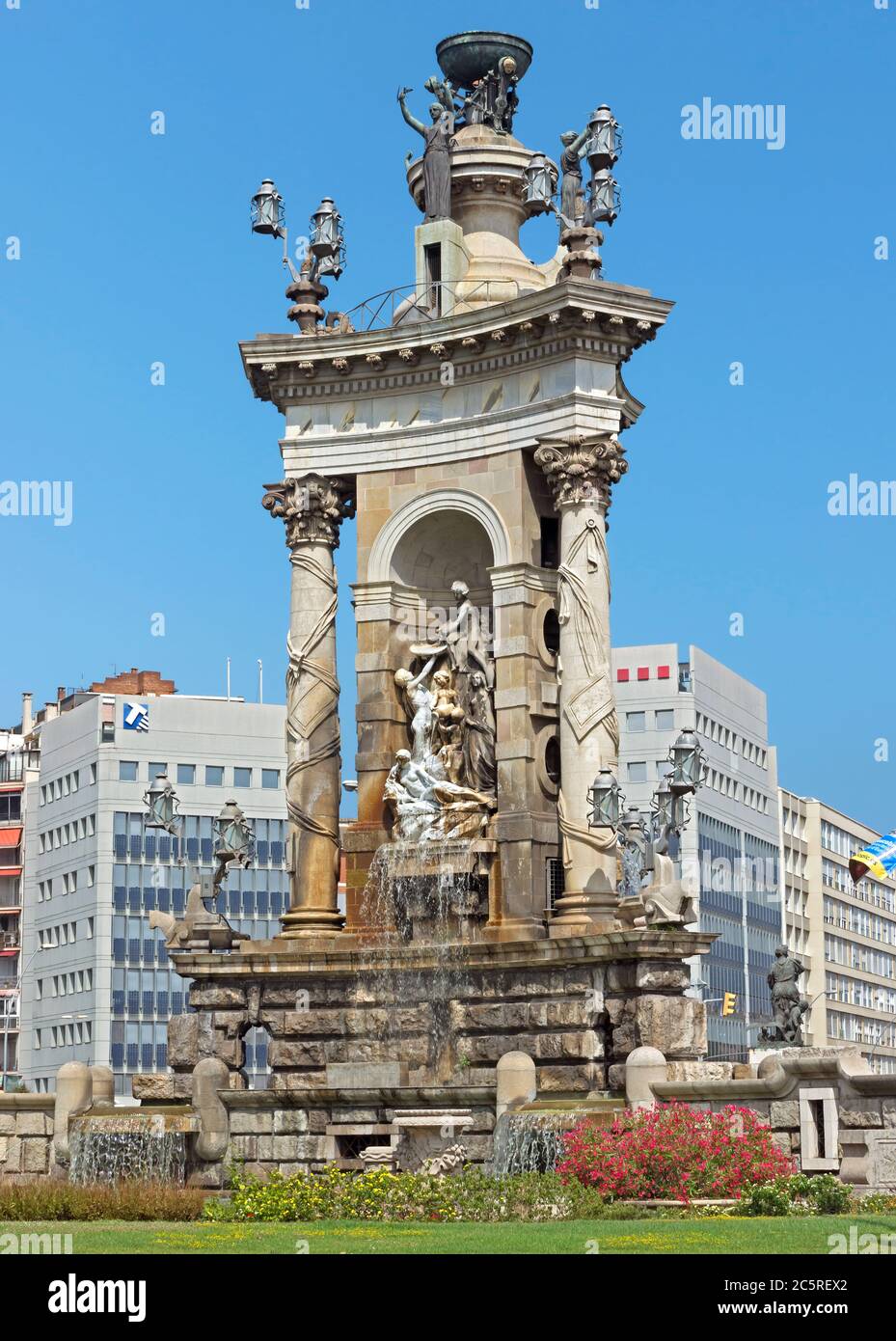 BARCELLONA, SPAGNA - 8 LUGLIO 2015: La fontana al centro della Placa De Espanya, una delle piazze più importanti di Barcellona, costruita in occasione Foto Stock