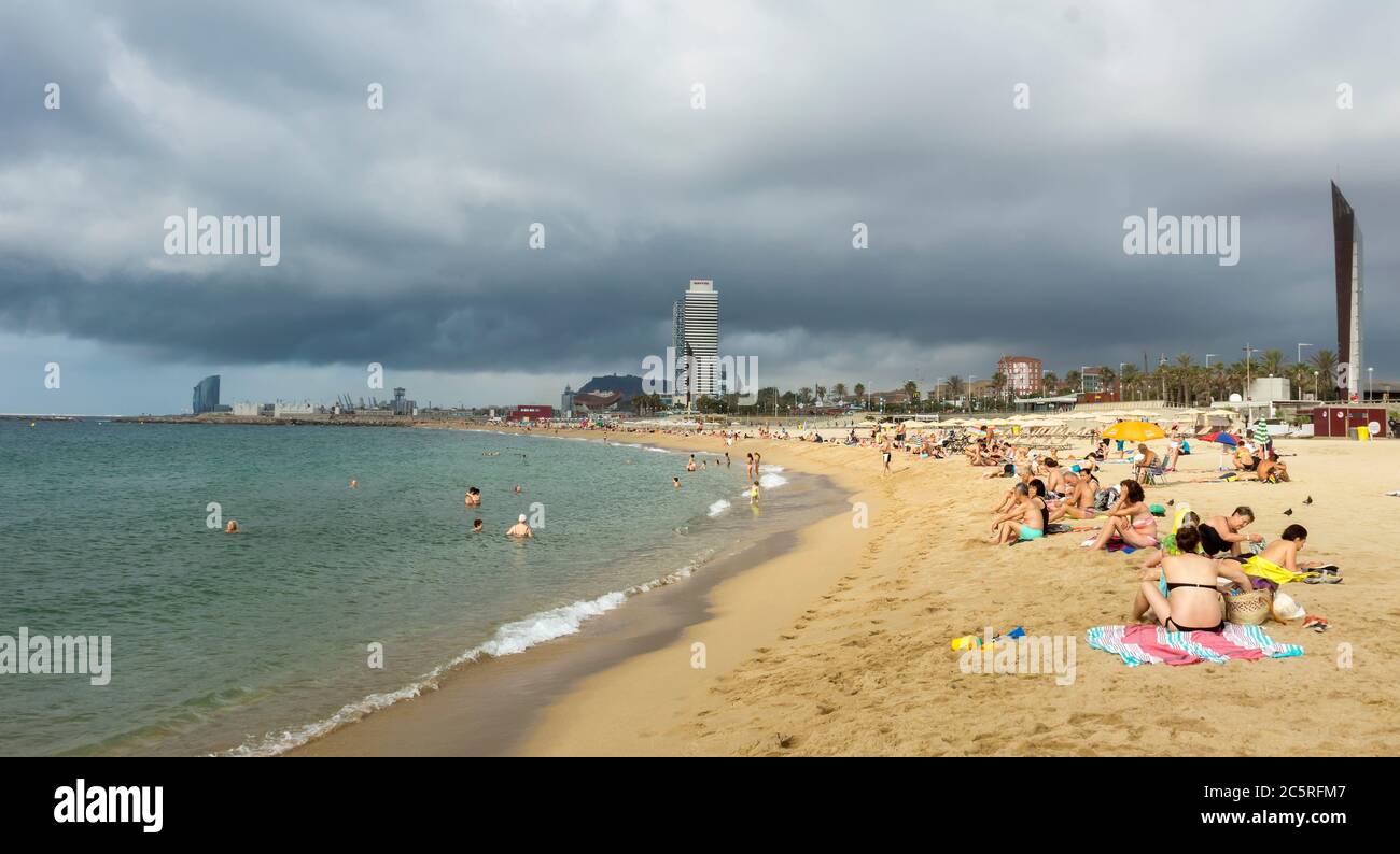 BARCELLONA, SPAGNA - 11 LUGLIO 2015: Spiaggia di Barceloneta e grattacielo Torre Mapfre nel Porto Olimpico. Prende il nome dal suo proprietario, Mapfre, un'assicurazione Foto Stock