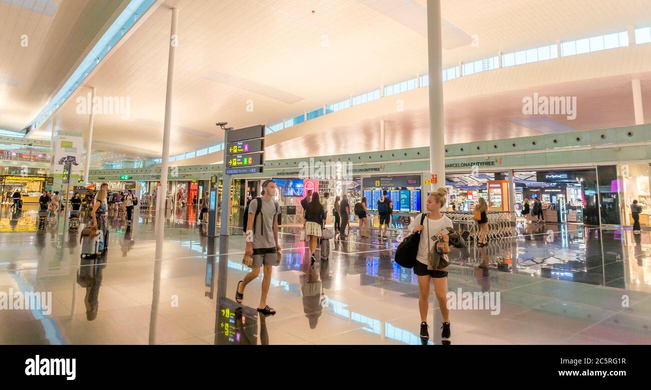 BARCELLONA, SPAGNA - 16 LUGLIO 2015: L'area pubblica del Terminal T1 dell'aeroporto El Prat-Barcellona. Barcellona, Spagna - 16 luglio 2015: L'area pubblica Foto Stock
