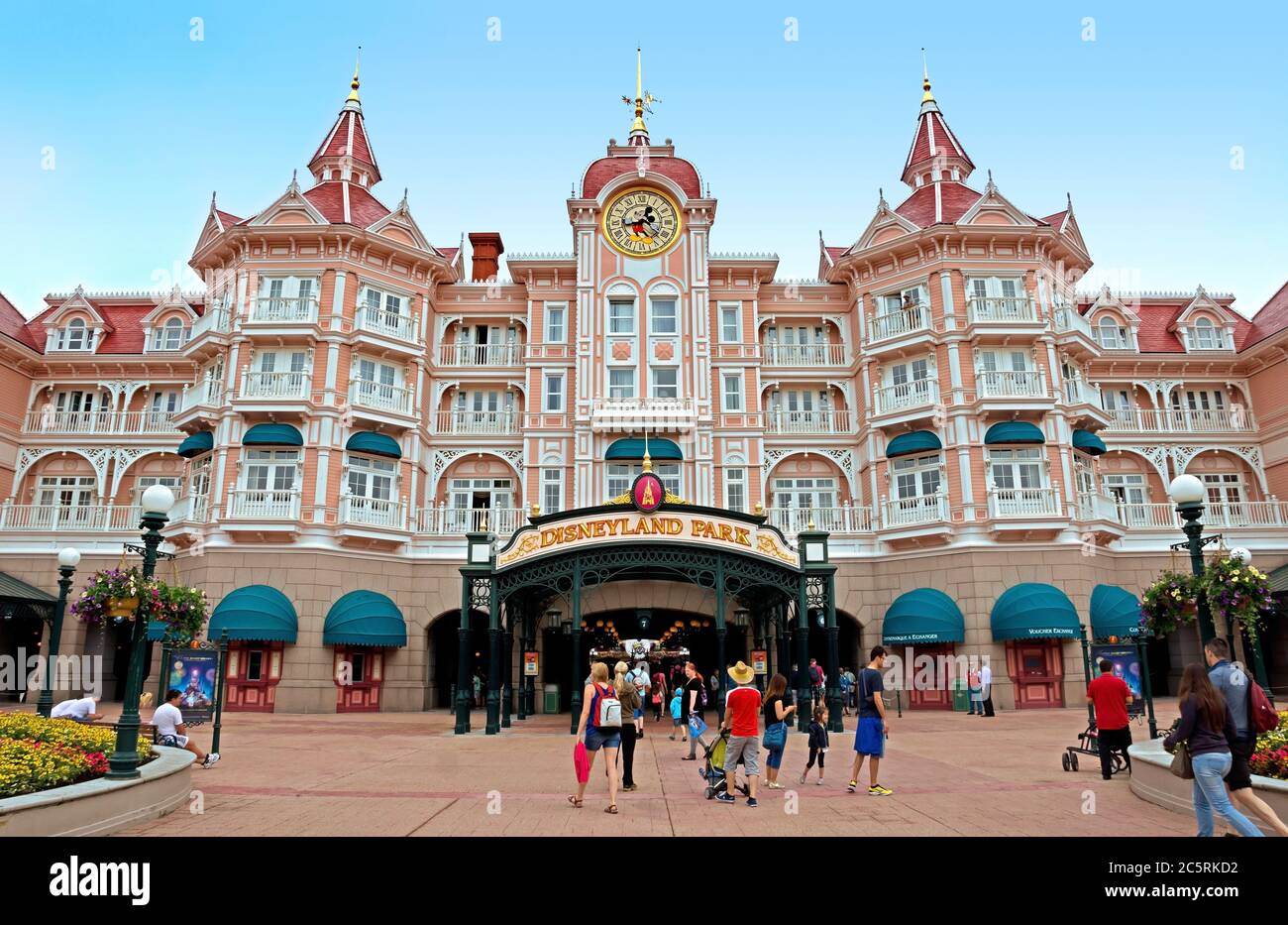 MARNE LA VALLEE, FRANCIA - 10 GIUGNO: Ingresso principale al parco Disneyland il 10 giugno 2014 a Marne la Vallee, Francia. Disneyland Paris uno dei più importanti d'Europa Foto Stock