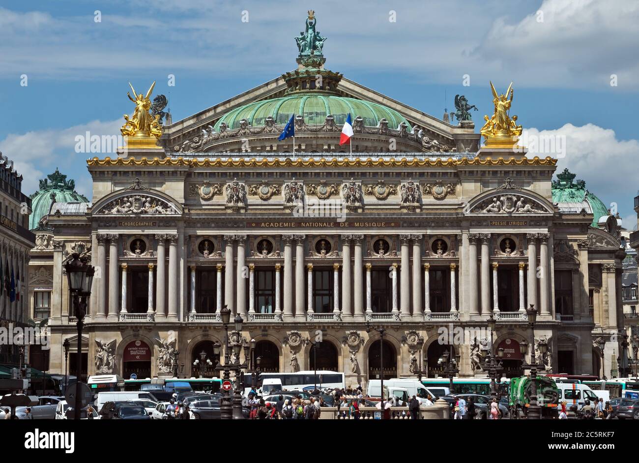 PARIGI, FRANCIA - 11 GIUGNO 2014: Piazza contro l'Opera Garnier a Parigi, Francia. L'Opera Garnier fu costruita dal 1861 al 1875 dall'architetto Charles Garnier. Foto Stock