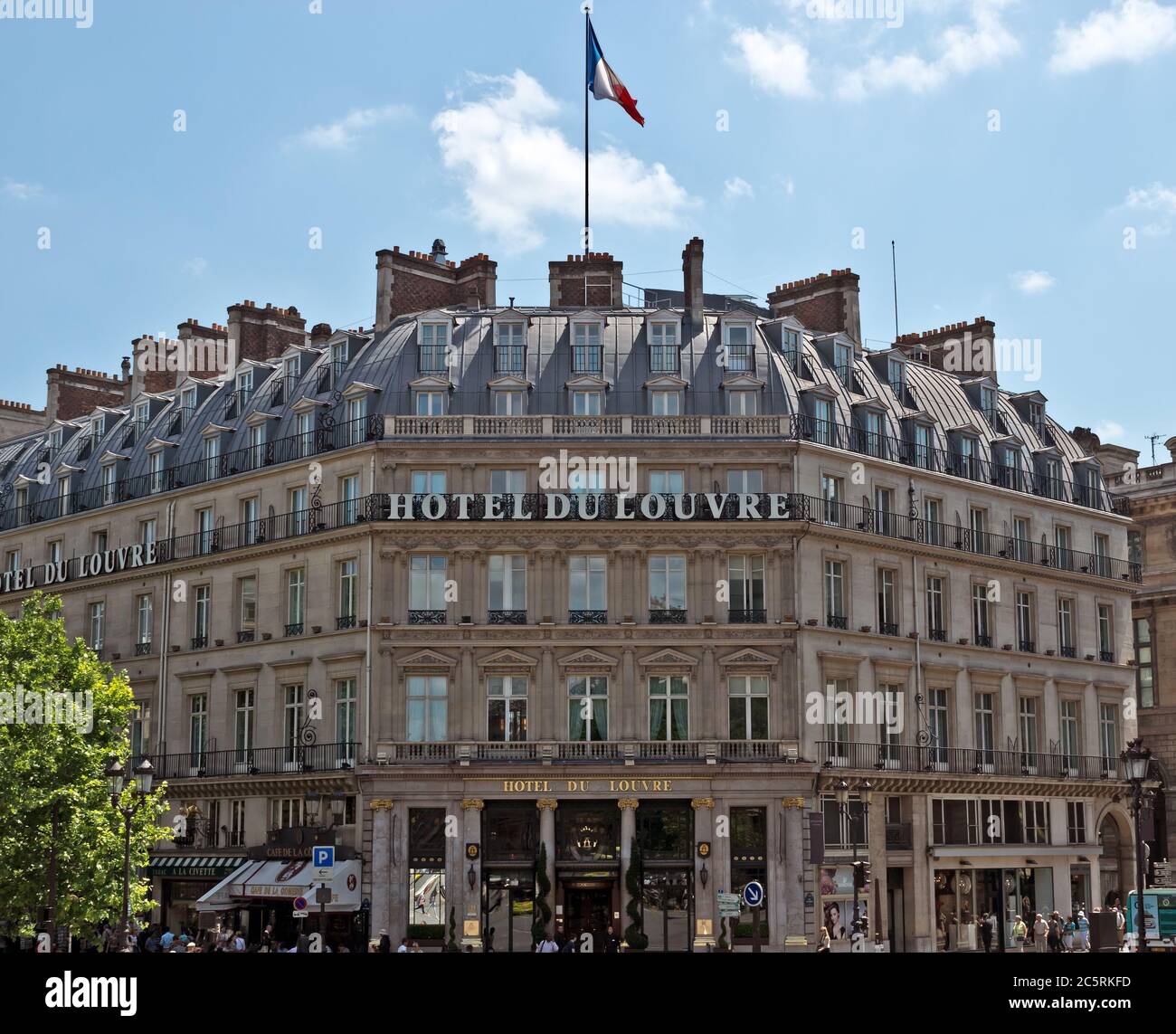 PARIGI, FRANCIA - 11 GIUGNO 2014: Facciata del Grand Hotel du Louvre, Hyatt Hotel a Parigi. Situato vicino al Louvre Palace in un bellissimo edificio storico Foto Stock