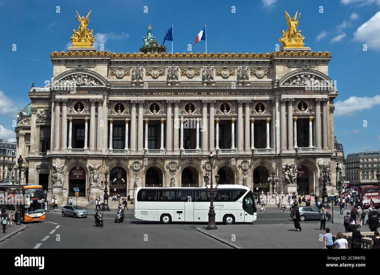 PARIGI, FRANCIA - 11 GIUGNO 2014: Piazza contro l'Opera Garnier a Parigi, Francia. L'Opera Garnier fu costruita dal 1861 al 1875 dall'architetto Charles Garnier. Foto Stock