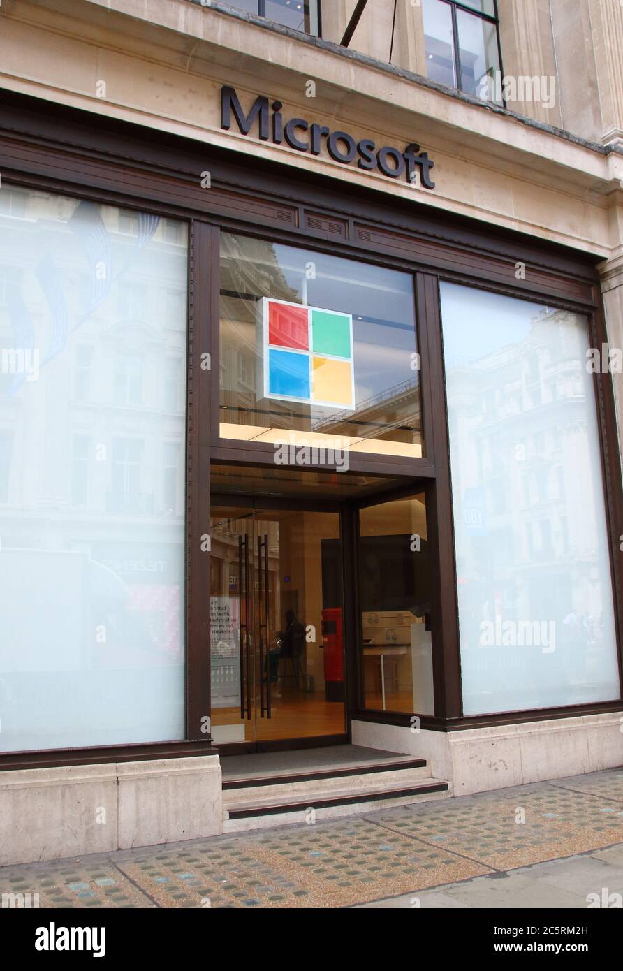 Londra, Regno Unito. 03 luglio 2020. Il logo Microsoft visto in uno dei loro negozi.Microsoft ha detto che manterrà tutti i suoi punti vendita chiusi permanentemente, compreso il negozio Flagship di Londra a Oxford Circus, che ha aperto solo un anno fa. L'azienda afferma che riimmagina alcuni dei suoi spazi che servono i suoi clienti, tra cui il Microsoft Experience Center di Londra. Credit: SOPA Images Limited/Alamy Live News Foto Stock