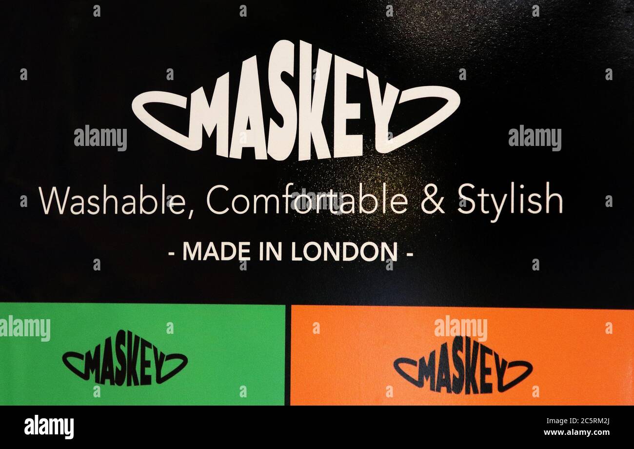Londra, Regno Unito. 04luglio 2020. Un distributore automatico Maskey facemask in Carnaby Street di Londra che offre una varietà di design sia per adulti che per bambini con profitti che vanno alla Lenderhand beneficenza, che attualmente sta supportando il NHS. Credit: SOPA Images Limited/Alamy Live News Foto Stock