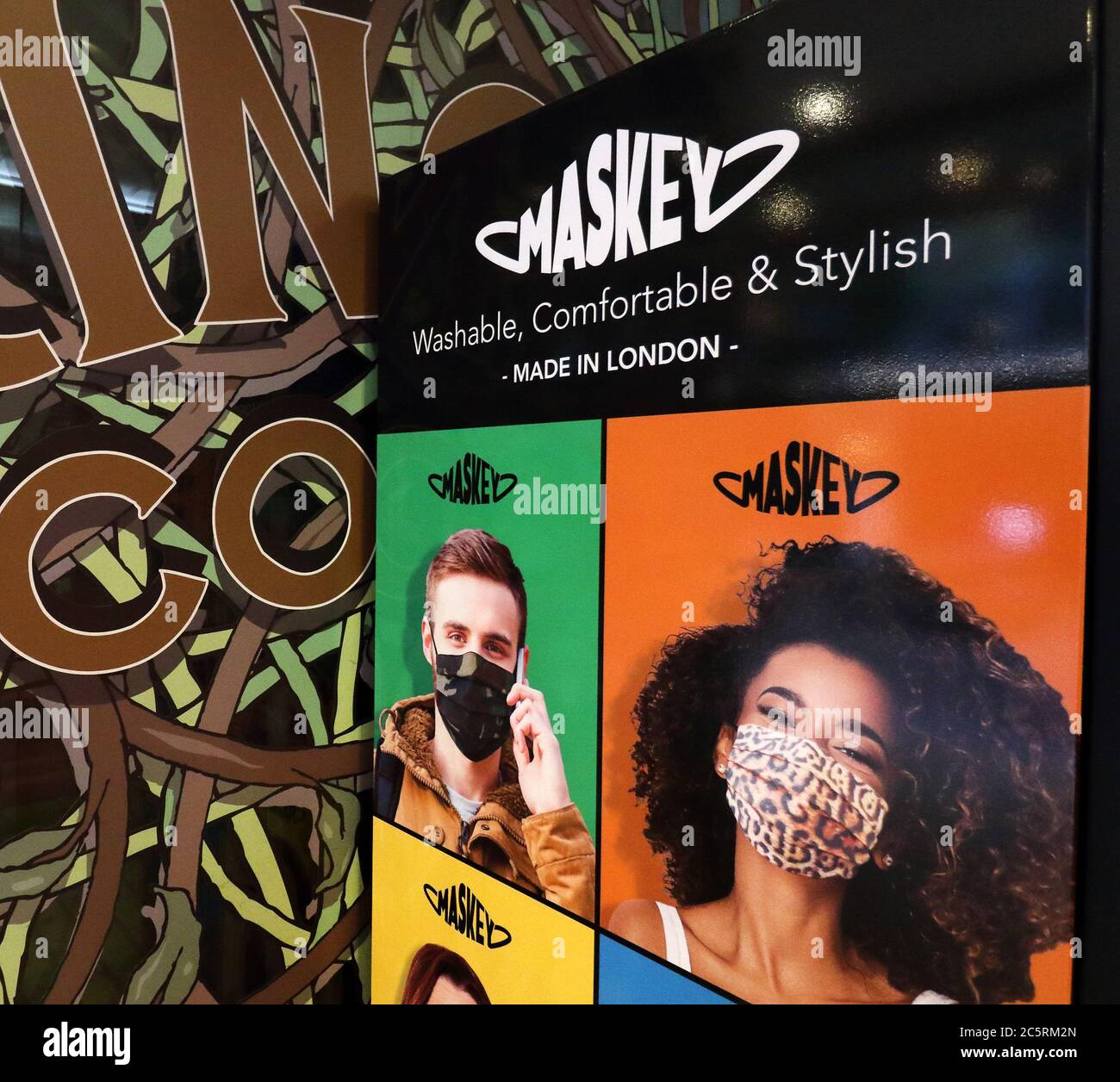 Londra, Regno Unito. 04luglio 2020. Un distributore automatico Maskey facemask in Carnaby Street di Londra che offre una varietà di design sia per adulti che per bambini con profitti che vanno alla Lenderhand beneficenza, che attualmente sta supportando il NHS. Credit: SOPA Images Limited/Alamy Live News Foto Stock