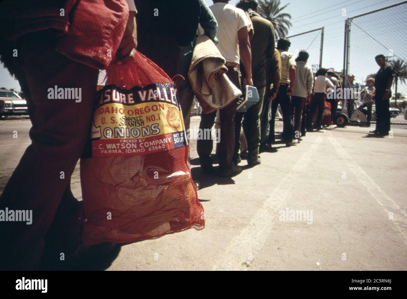 Si torna al Messico per questi lavoratori agricoli che sono stati prelevati dalla polizia di frontiera a Calexico per ingresso illegale, Maggio 1972 Foto Stock