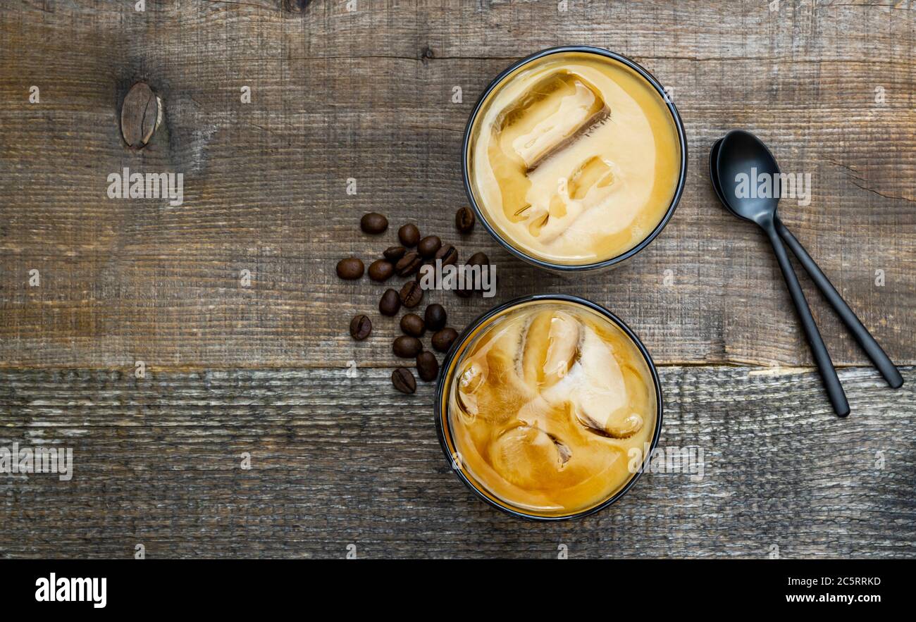 Caffè estivo freddo, latte, frappe, frappuccino. Foto Stock