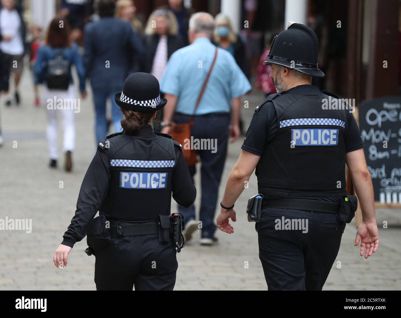 Hampshire polizia ufficiali in pattuglia a Winchester Foto Stock