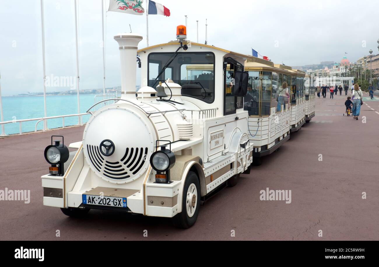 NIZZA, FRANCIA - APRILE 27: Treno bianco senza binario per visitare la Promenade des Anglais il 27 aprile 2013 a Nizza, Francia. La gente cammina alon Foto Stock