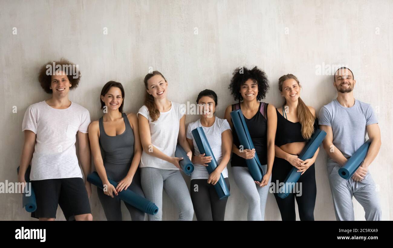 Giovani felici multirazziali slim persone che si sentono bene dopo lo yoga del mattino. Foto Stock