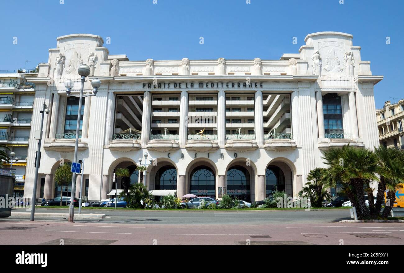 NIZZA, FRANCIA - 2 MAGGIO: Il Palazzo Mediterraneo si trova sulla Promenade  des Anglais il 2 maggio 2013 a Nizza, Francia. L'hotel è stato costruito  nel 1930 ad arco Foto stock - Alamy