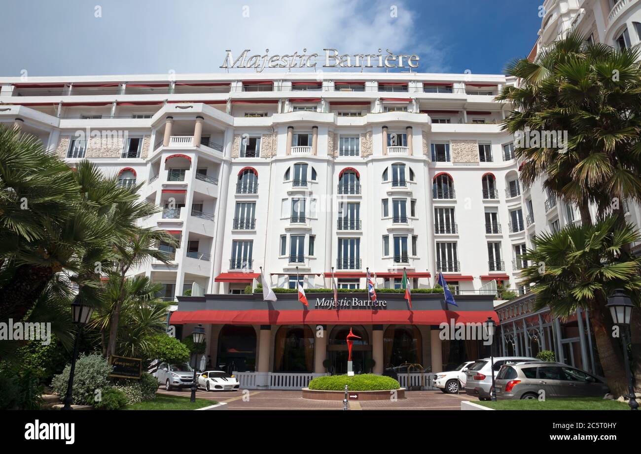 CANNES, FRANCIA - 6 MAGGIO: Hotel di lusso Majestic Barrière il 6 maggio 2013 a Cannes, Francia. Situato sulla famosa la Croisette. Costruito nel 1923. Cannes, F. Foto Stock