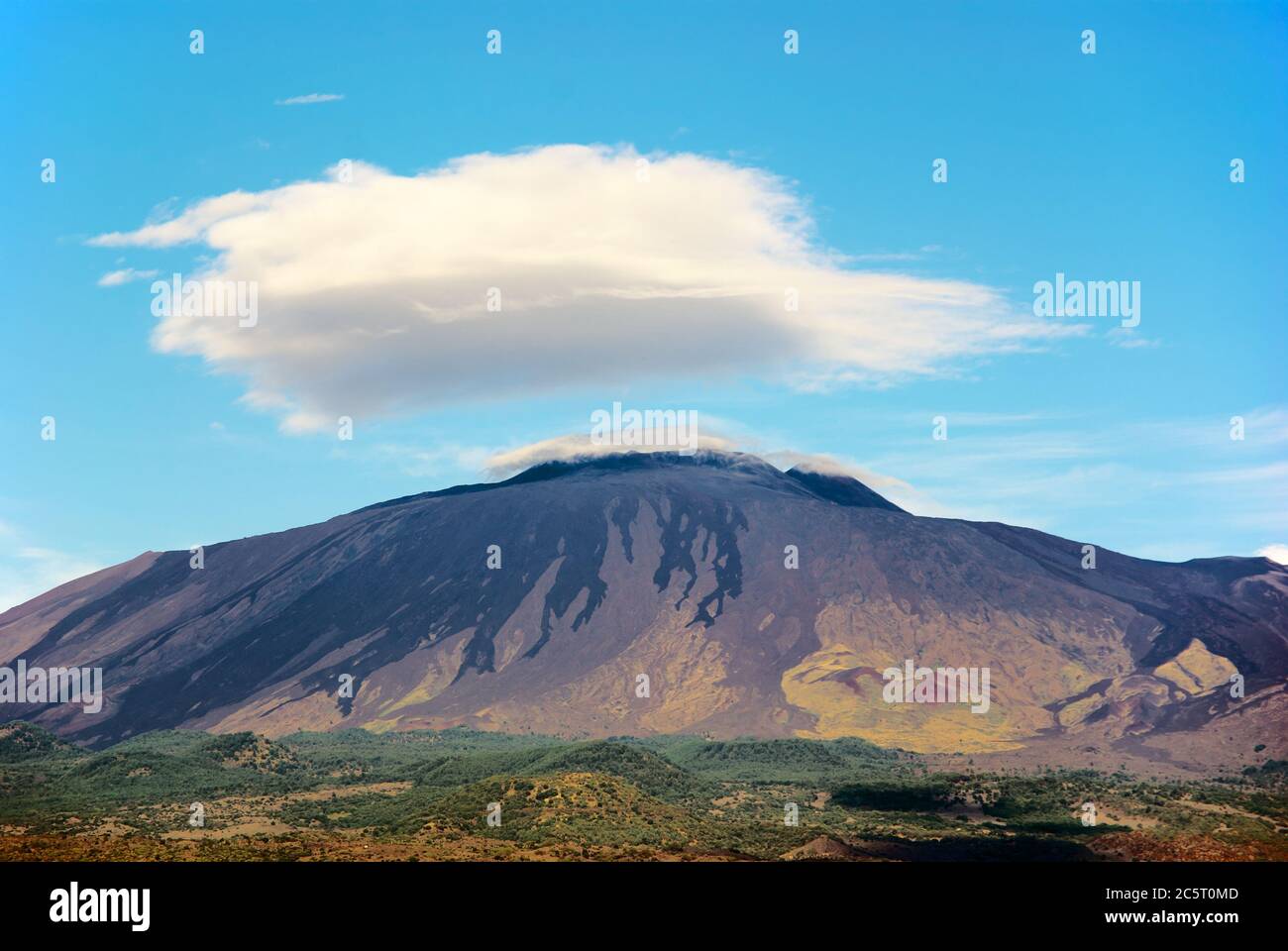 Cloud Lenticolar sul vulcano Etna, patrimonio naturale dell'UNESCO della Sicilia e la montagna più grande Foto Stock