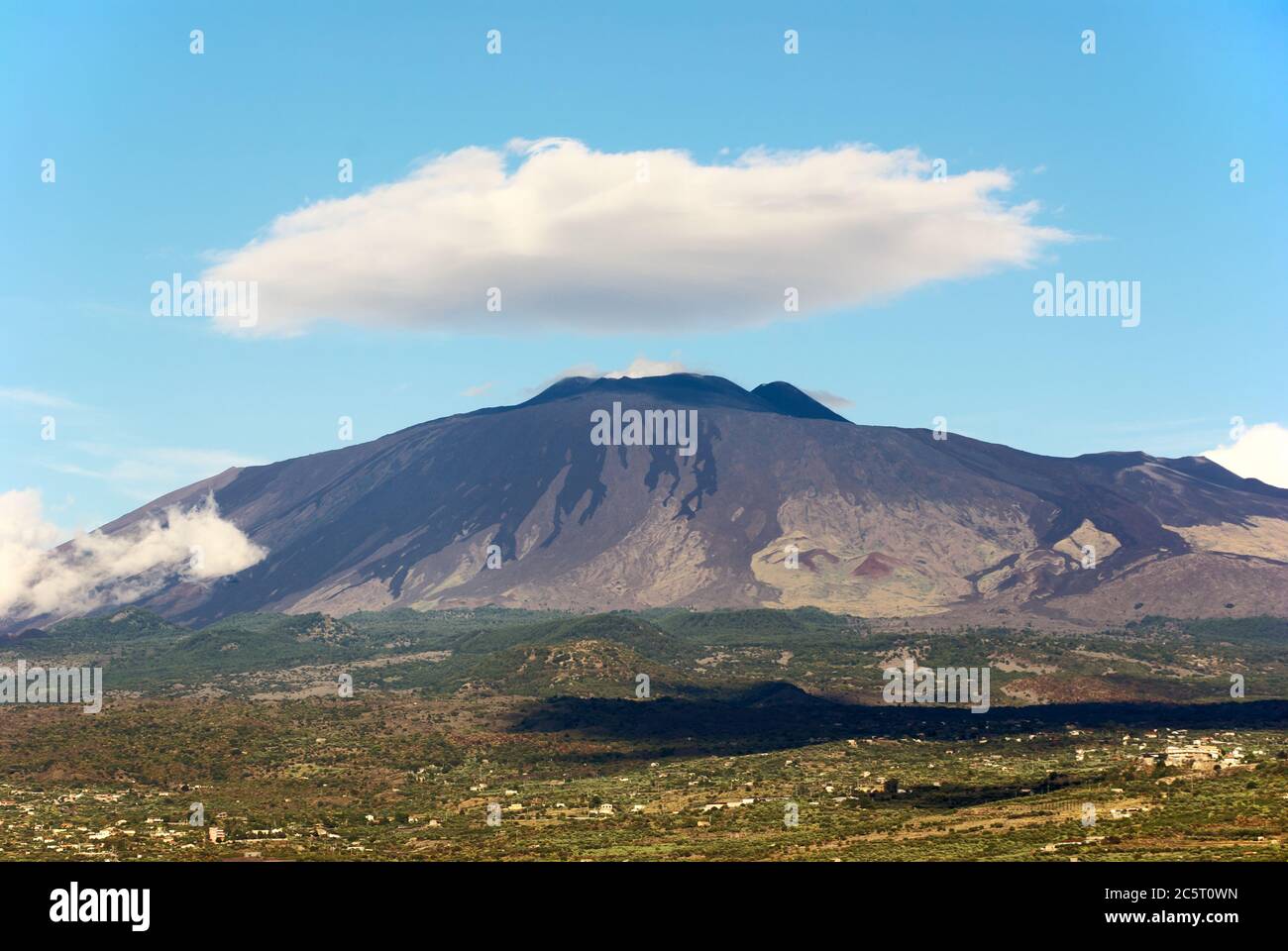 Grande nuvola sul vulcano Etna, simbolo naturale della Sicilia e della montagna più grande dell'UNESCO Foto Stock