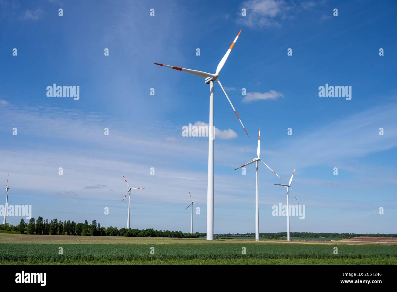 Le moderne turbine eoliche in una giornata di sole visto in Germania Foto Stock