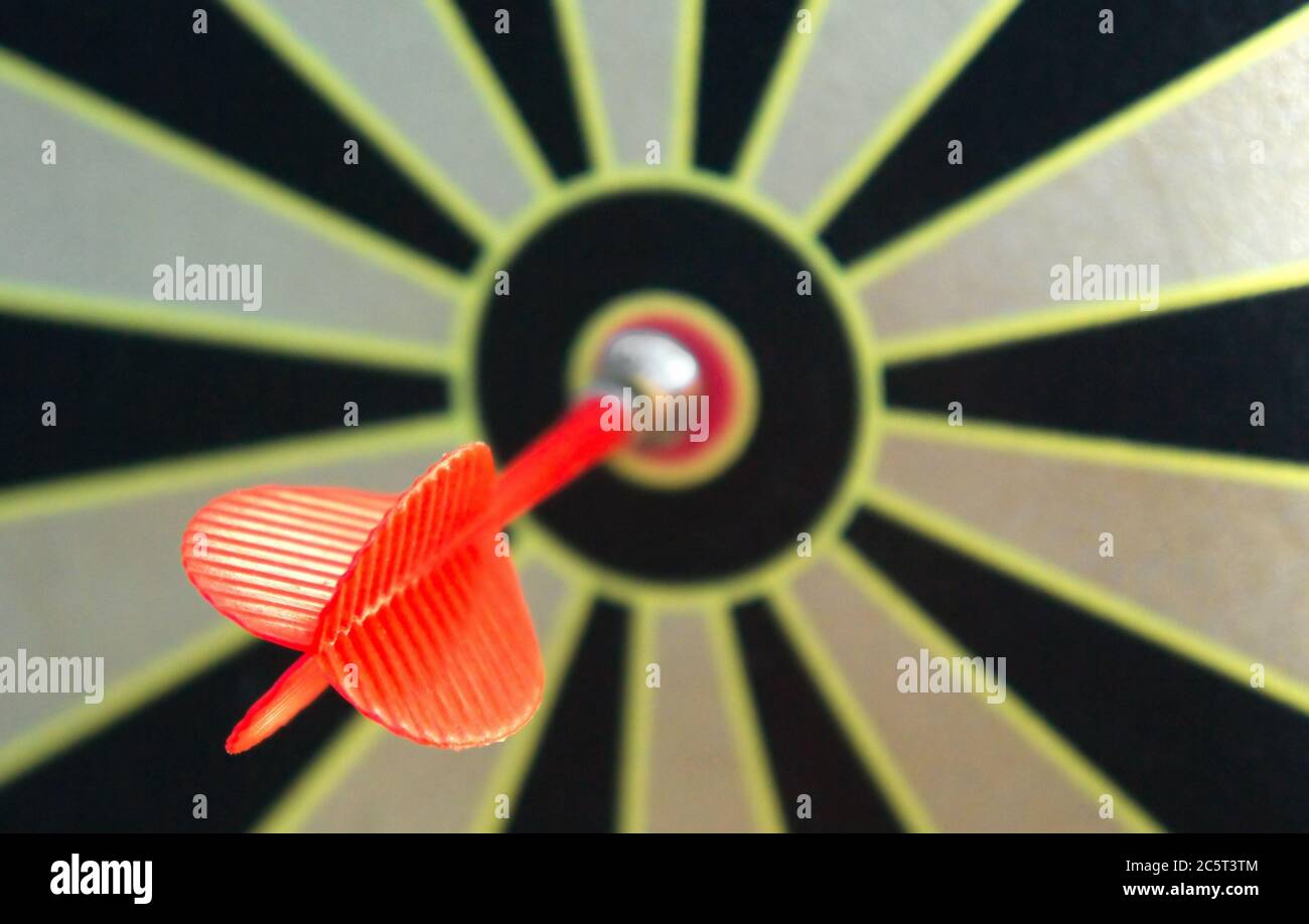 Freccia rossa di freccetta nell'occhio di tori nel gioco di dardo bordo  Foto stock - Alamy